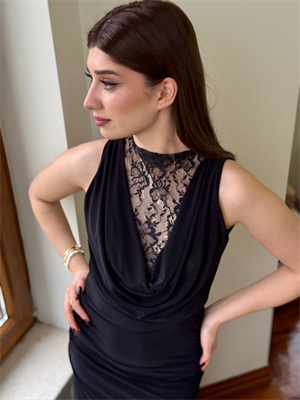 Sandy Kumaş Dantel Detaylı Degaje Yaka Uzun Siyah Elbise 