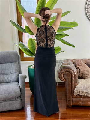 Sandy Kumaş Dantel Detaylı Degaje Yaka Uzun Siyah Elbise 