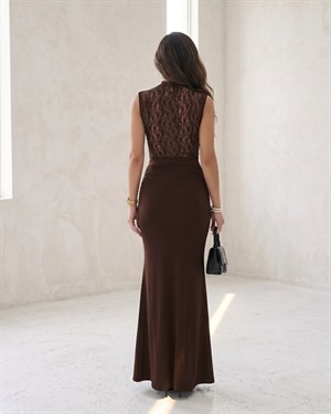 Sandy Kumaş Dantel Detaylı Drapeli Degaje Yaka Uzun Elbise  Kahverengi