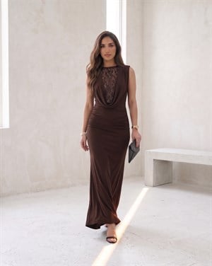 Sandy Kumaş Dantel Detaylı Drapeli Degaje Yaka Uzun Elbise  Kahverengi