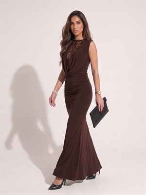 Sandy Kumaş Dantel Detaylı Drapeli Degaje Yaka Uzun Elbise  Kahverengi