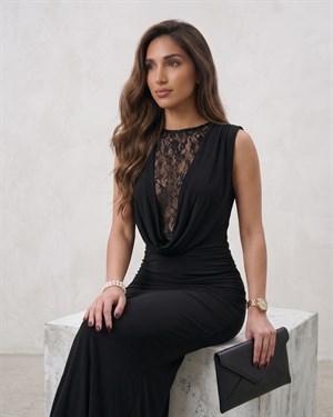 Sandy Kumaş Dantel Detaylı Drapeli Degaje Yaka Uzun Elbise  Siyah