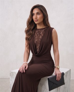 Sandy Kumaş Dantel Detaylı Drapeli Degaje Yaka Uzun Elbise  Kahverengi