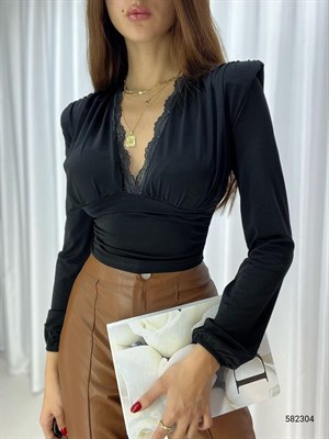 Sandy Kumaş Yakası Dantelli Vatkalı Tasarım Bluz