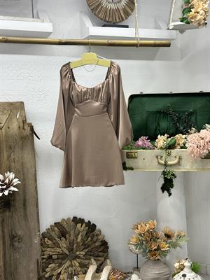 Saten Kumaş Balon Kol Göğüsler Büzgü Detaylı Kloş  Bej Elbise