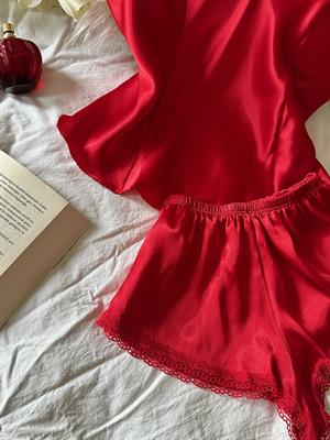 Saten Kumaş Dantel Detaylı Derin V Yaka Şortlu Takım