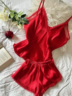 Saten Kumaş Dantel Detaylı Derin V Yaka Şortlu Takım