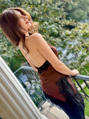 Saten Kumaş Degaje Yaka Dantel Detaylı Asimetrik Bluz Kahverengi