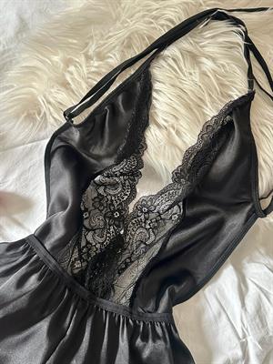 Saten Kumaş Güpürlü Sırt Detaylı Şort Tulum 