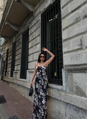 Saten Kumaş Siyah Bej Çiçek Desenli Sırt Gipeli Tasarım Uzun Elbisemiz