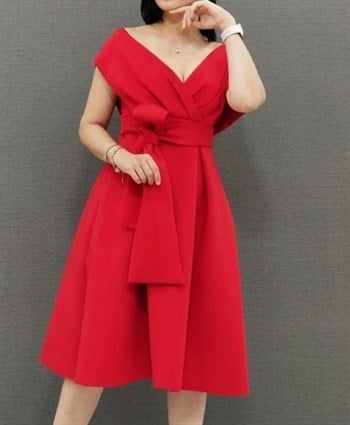 Scuba Crep Kumaş Düşük Omuz Kuşaklı Midi Boy Elbise