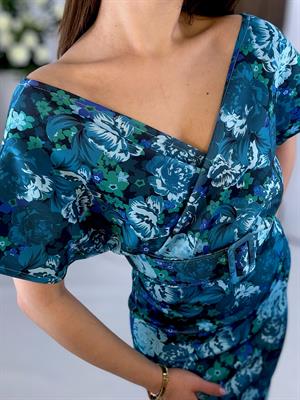 Scuba Kumaş Kruvaze Yaka Kaplama Kemerli Turkuaz Çiçek Desen Kalem Elbisemiz