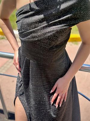 Yırtmaç Detay Simli Crep Kumaş Tek Omuz Elbisemiz