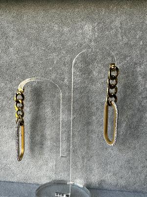 Zincir Detaylı Zirkon Taşlı Gold Renk Çelik Küpe 