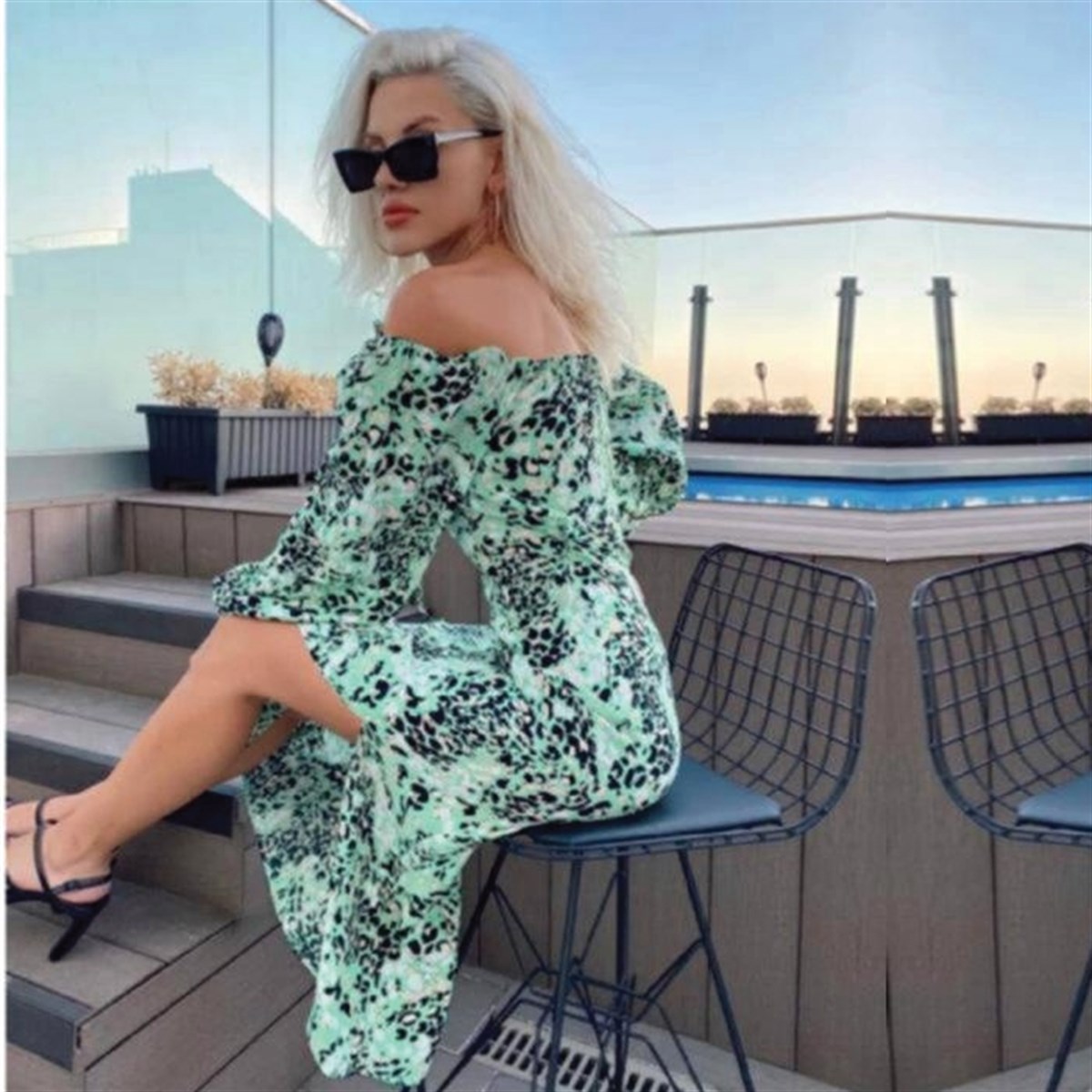 BUBBLE KUMAŞ ORİJİNAL MARKA YIRTMAÇLI MADONNA YAKA ELBİSE 