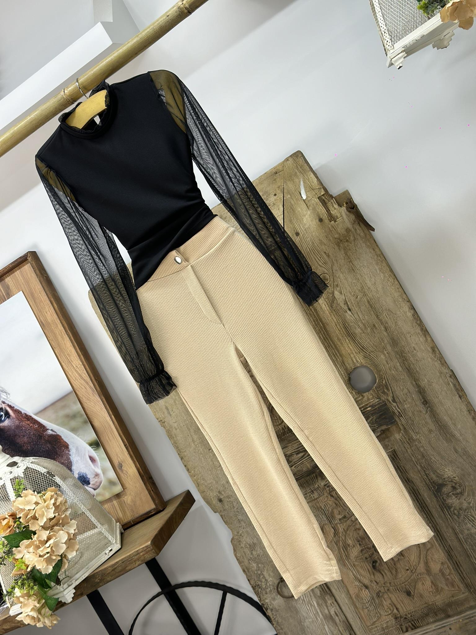 Crep Dokuma Kumaş V Kol ve Yaka Tül Detaylı Bluz