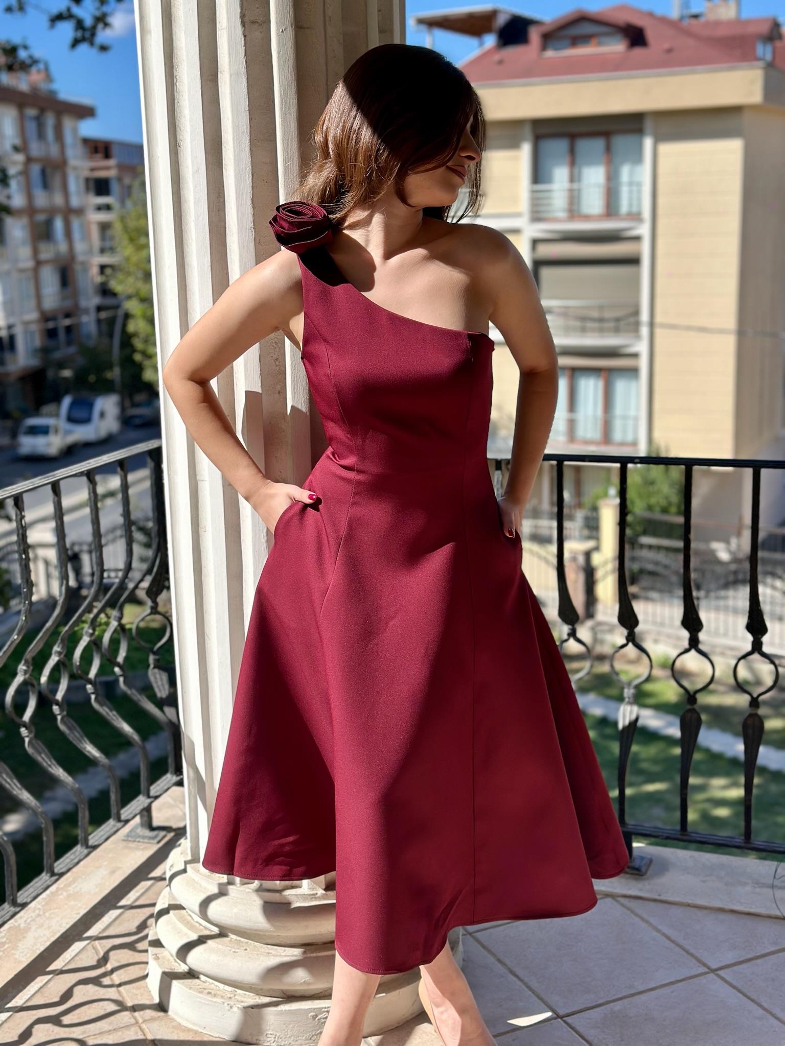 Dubble Kumaş Tek Omuz Çiçek Aksesuarlı Cepli Tasarım Midi Boy Elbise Bordo