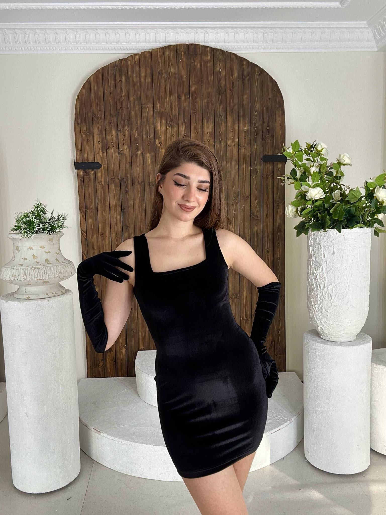 Eldivenli Kadife Mini Kare Yaka Elbise 