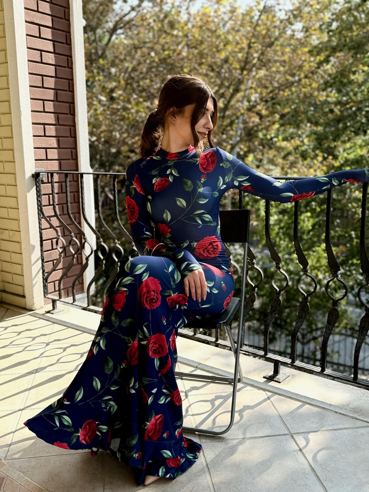 Gül Desen Balıkçı Yaka Eteği Volanlı Maksi Boy Elbise