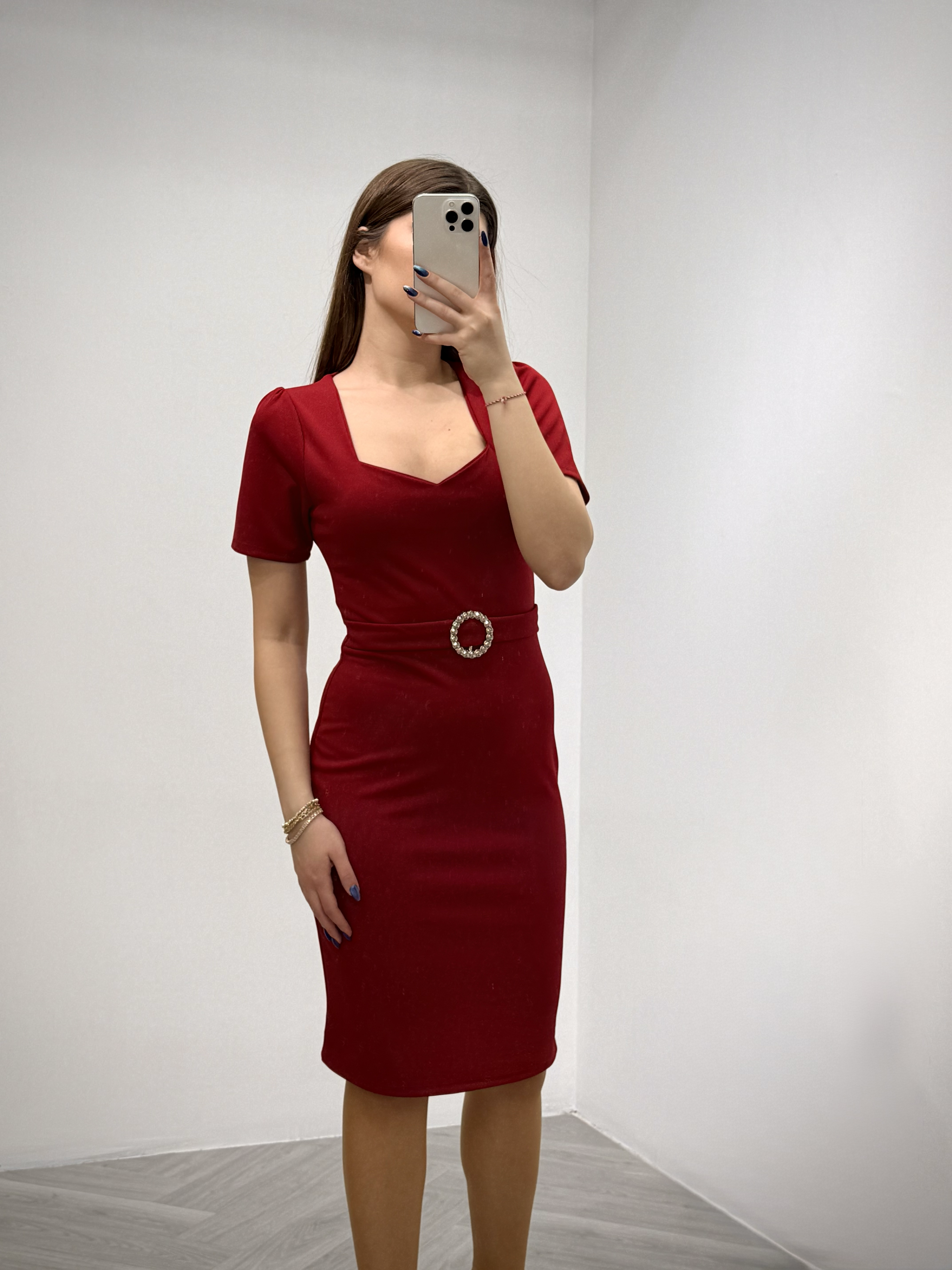 Kalp Yaka Crep Kumaş Aksesuar Detay Kalem Elbise Bordo