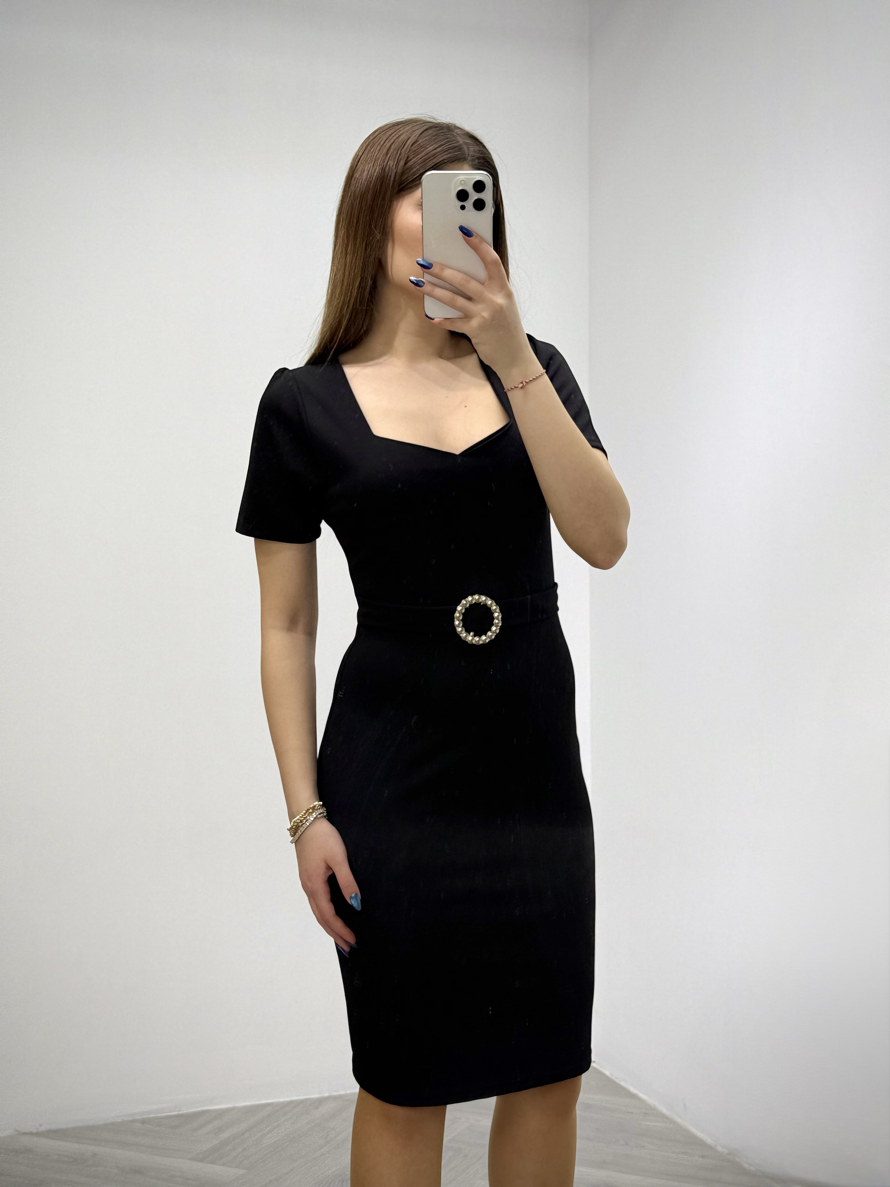 Kalp Yaka Crep Kumaş Aksesuar Detay Kalem Elbise Siyah