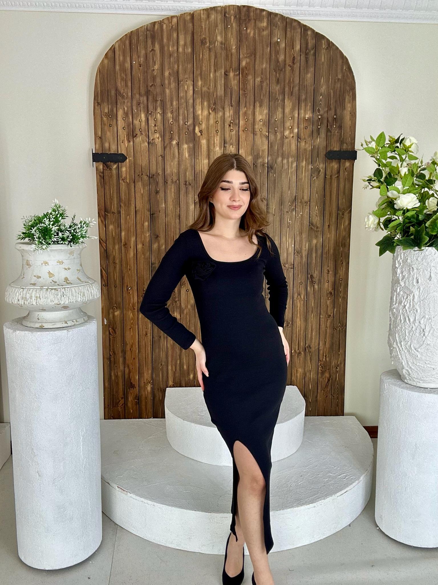 Kaşkorse Kumaş U Yaka Yan Yırtmaçlı Yaka Çiçek Detaylı Midi Boy Siyah Kalem Elbise