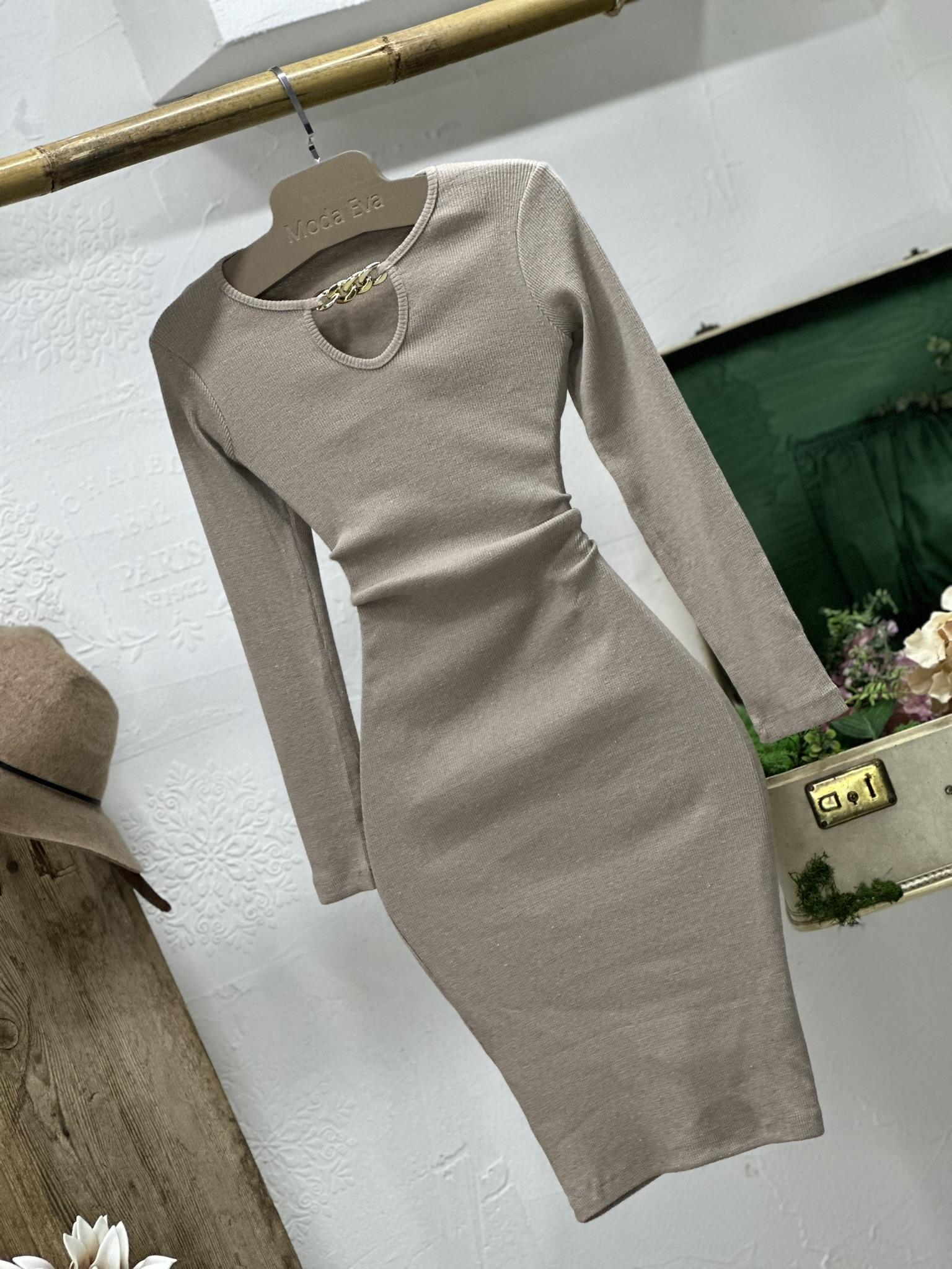 Kaşkorse Kumaş Yaka Zincir Detaylı Uzun Kollu Kalem Bej  Elbise 