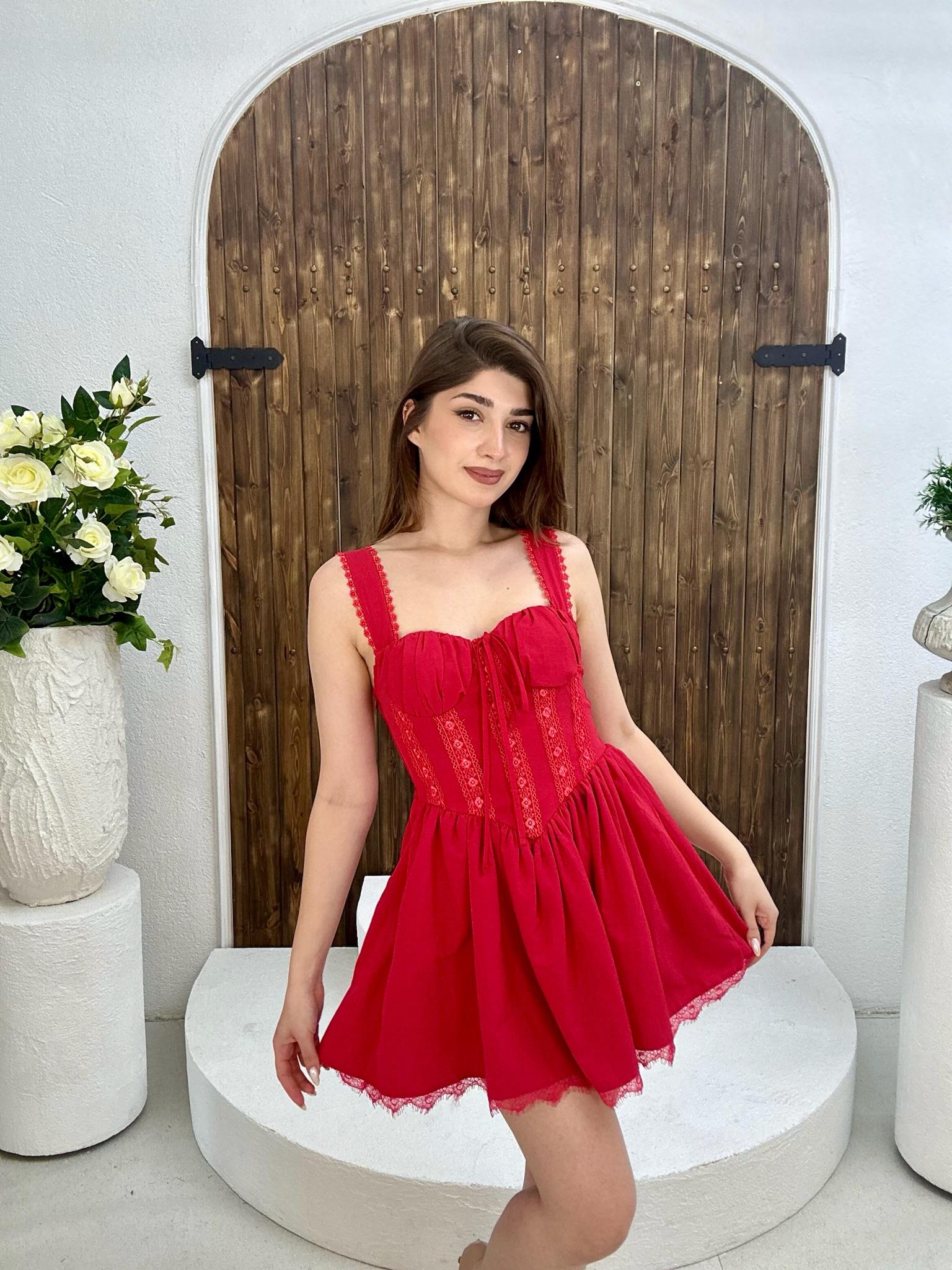 Keten Kumaş Güpür Detay Sırt Kuşagözü Bağlamalı Gipeli Mini Elbise Kırmızı