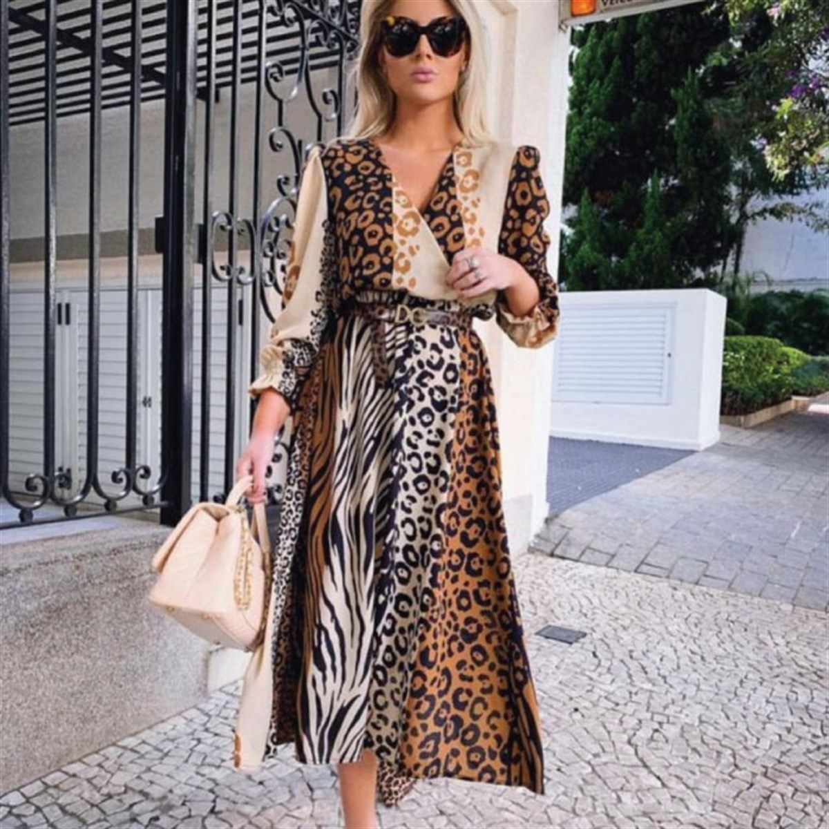 KRUVAZE YAKA LEOPAR DESEN KEMERLİ MİDİ BOY ELBİSE
