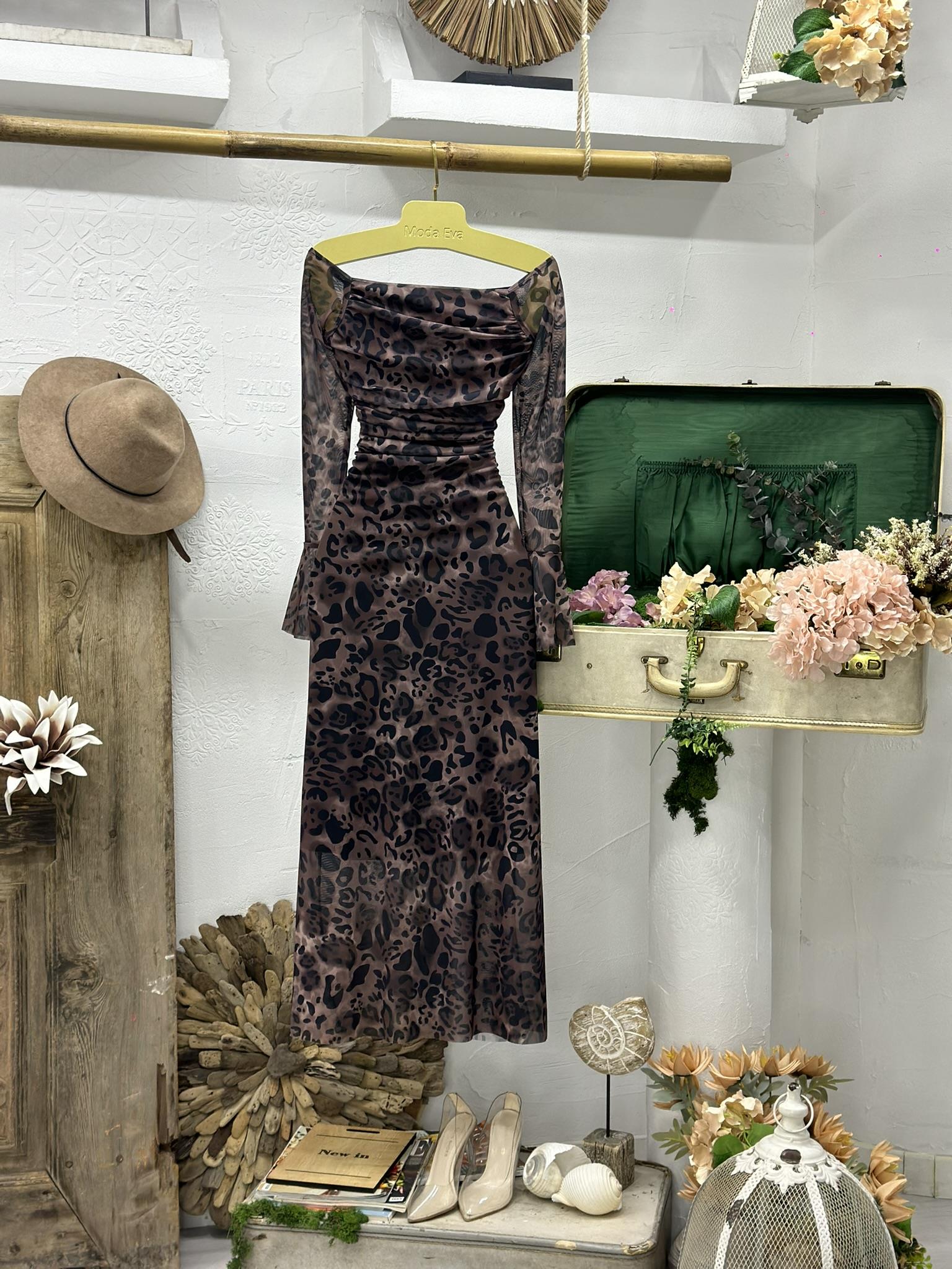 Likralı Tül Şifon Kumaş Leopar Desen Madonna Yaka Elbise