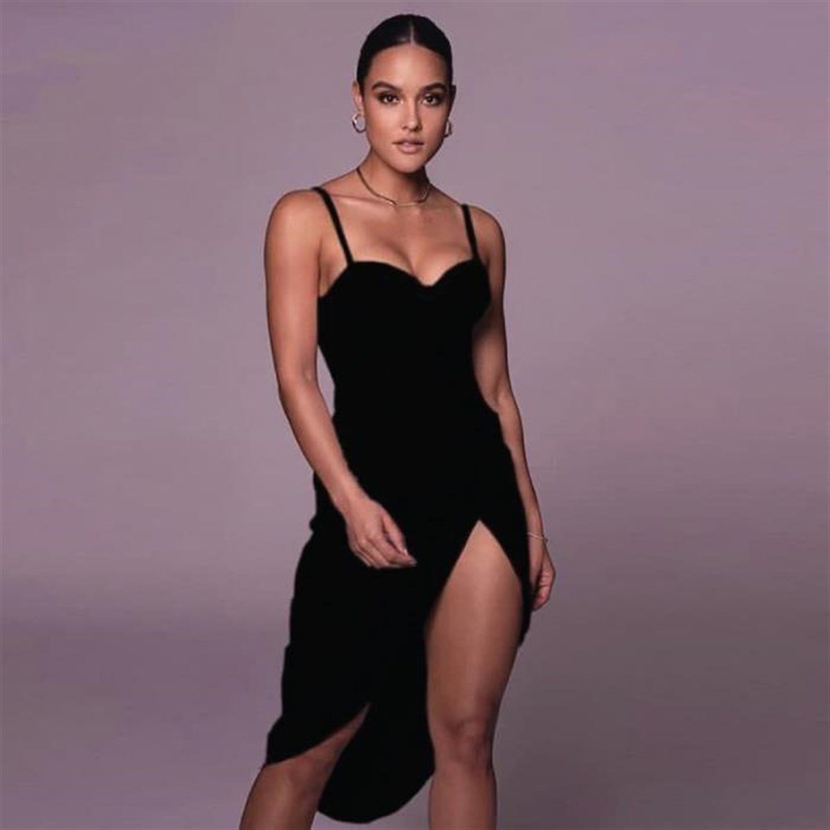 micro kumaş yırtmaç detay gloplu tasarım askılı elbise