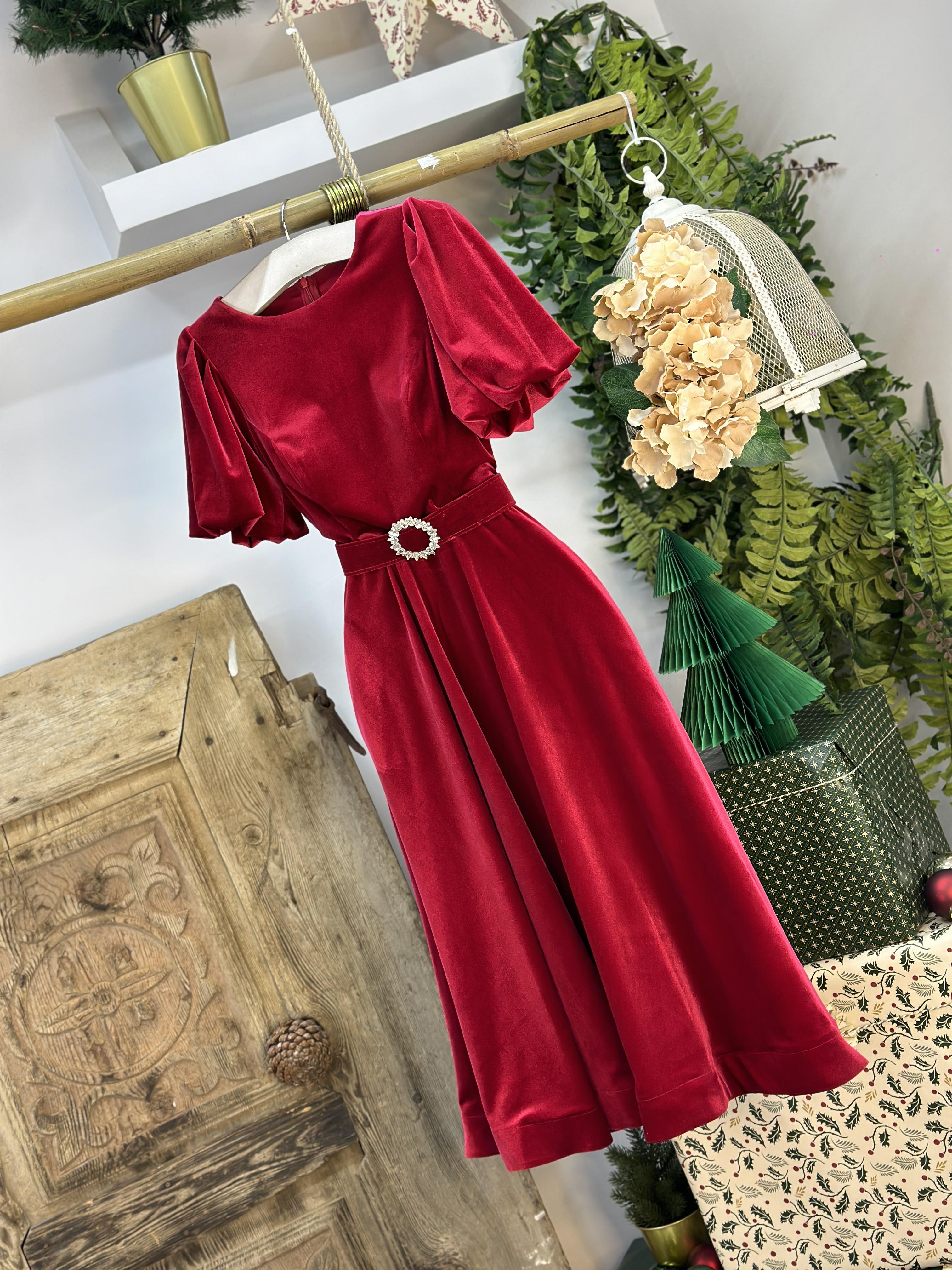 Özel Kolleksiyon İthal Kadife Kumaş Kemeri Taş Detaylı Midi Boy Elbise 