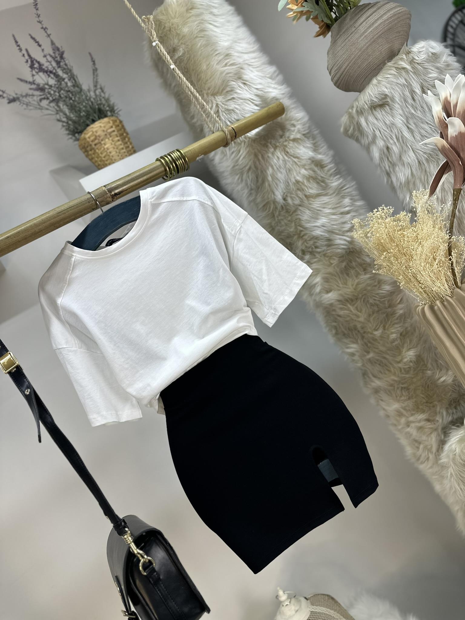 Penye Kumaş Yuvarlak Yaka Rahat Kalıp Basic Tshirt 