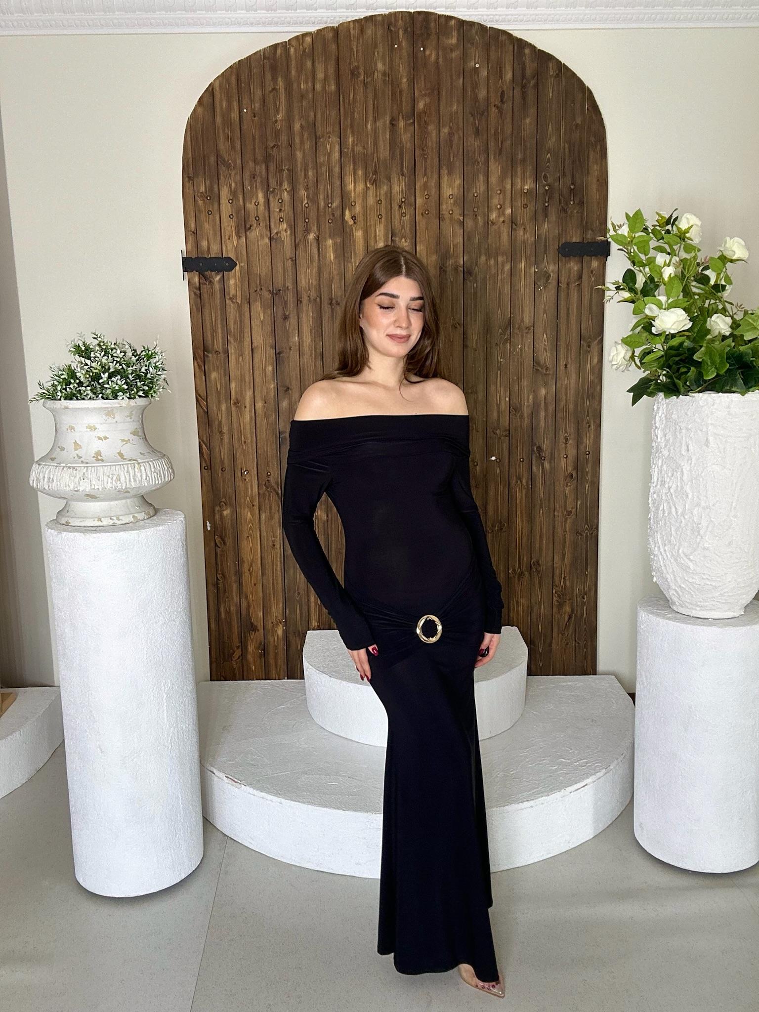 Sandy Kumaş Gold Aksesuar Detaylı Madonna Yaka Midi Boy Elbise Siyah