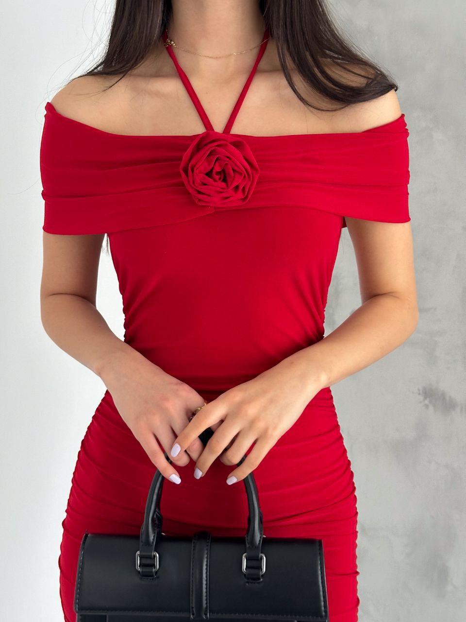 Sandy Kumaş Madonna Yaka Boyun Askılı Çiçek Detay Tasarım Elbise