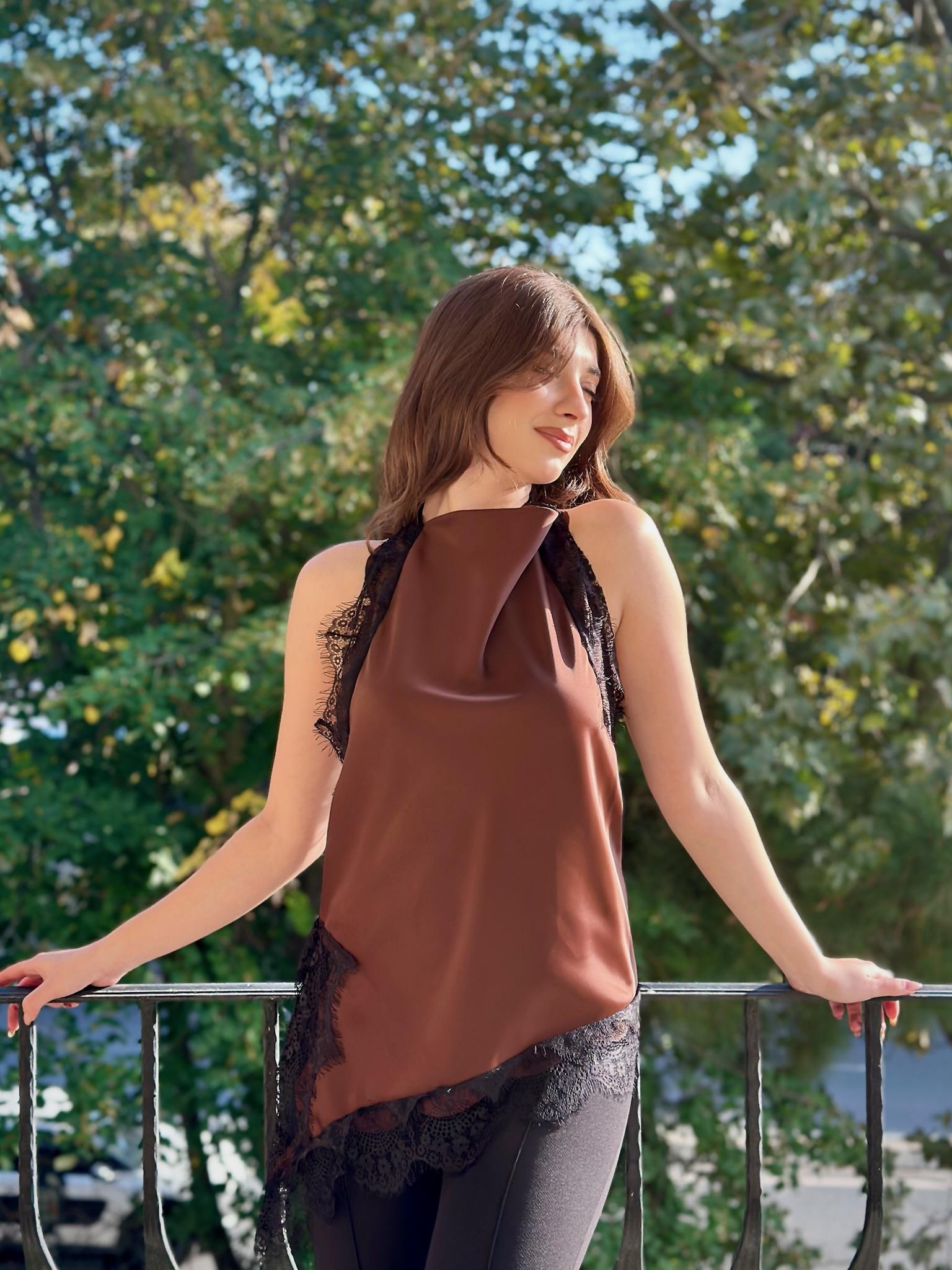 Saten Kumaş Degaje Yaka Dantel Detaylı Asimetrik Bluz Kahverengi