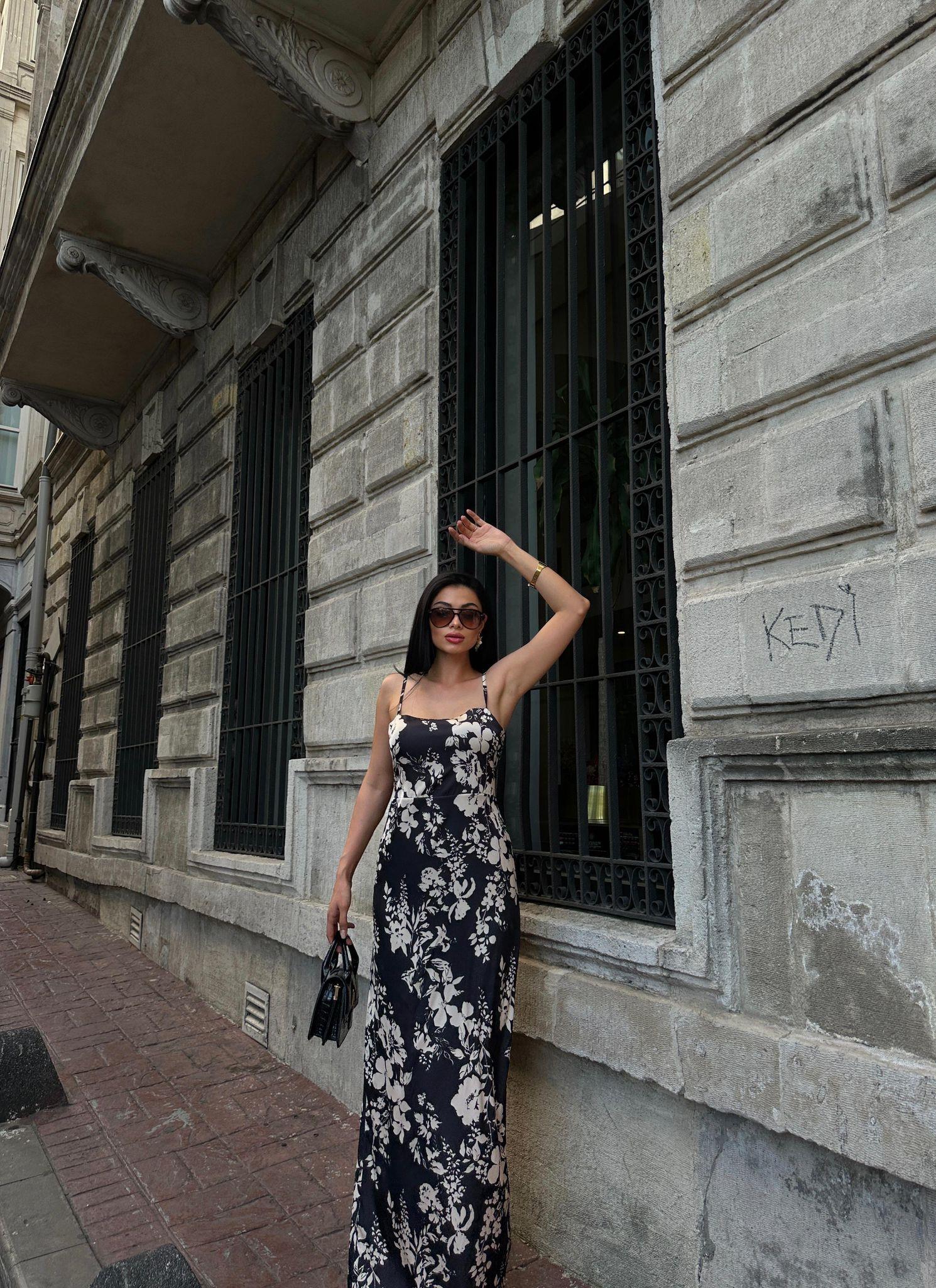 Saten Kumaş Siyah Bej Çiçek Desenli Sırt Gipeli Tasarım Uzun Elbisemiz