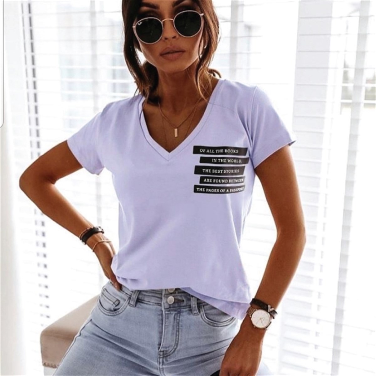 V YAKA BASKILI BASİC LİLA TİŞÖRT