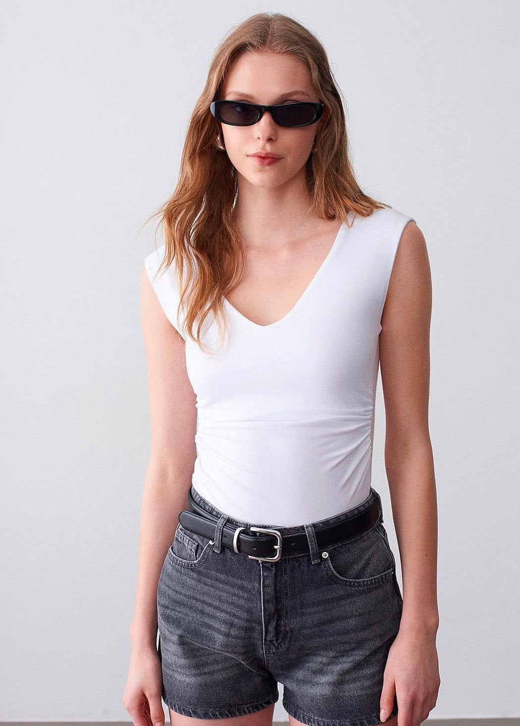 V Yaka Drape Detaylı Bluz Beyaz