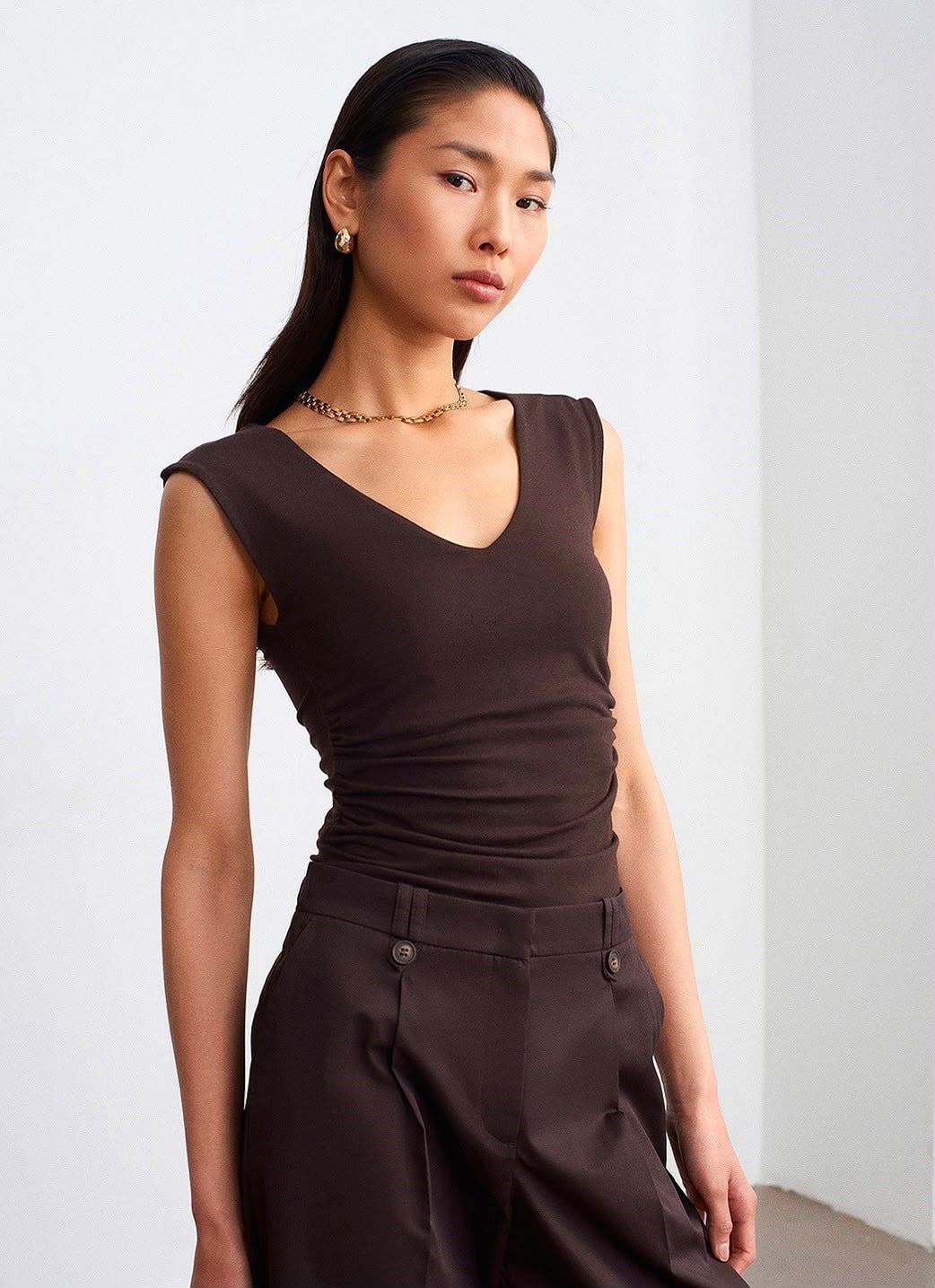V Yaka Drape Detaylı Bluz Kahverengi