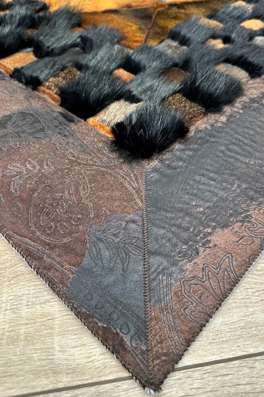 Alaca Siyah Peluş Damalı Deniz Aslanı Baklava Desenli %100 Fok Balığı Kürkü Halı