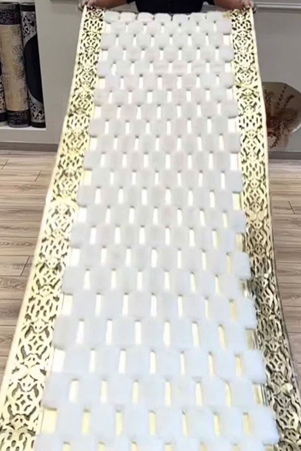 Beyaz Gold Şahmeran Dama Desenli Kadife Yumuşaklığında Tavşan Tüyü Halı