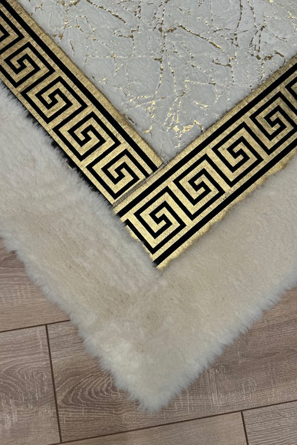 Beyaz Gold Şahmeran Meander Desenli Kadife Yumuşaklığında Tavşan Tüyü Halı