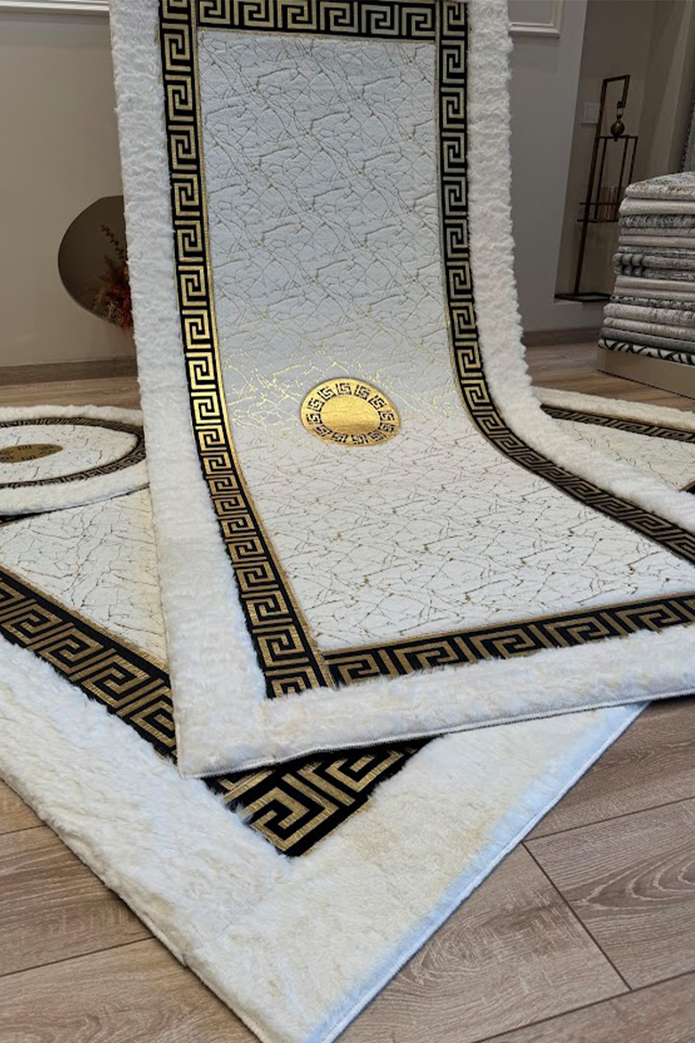 Gold Beyaz Şahmeran Meander Desenli Kadife Yumuşaklığında Tavşan Tüyü Halı