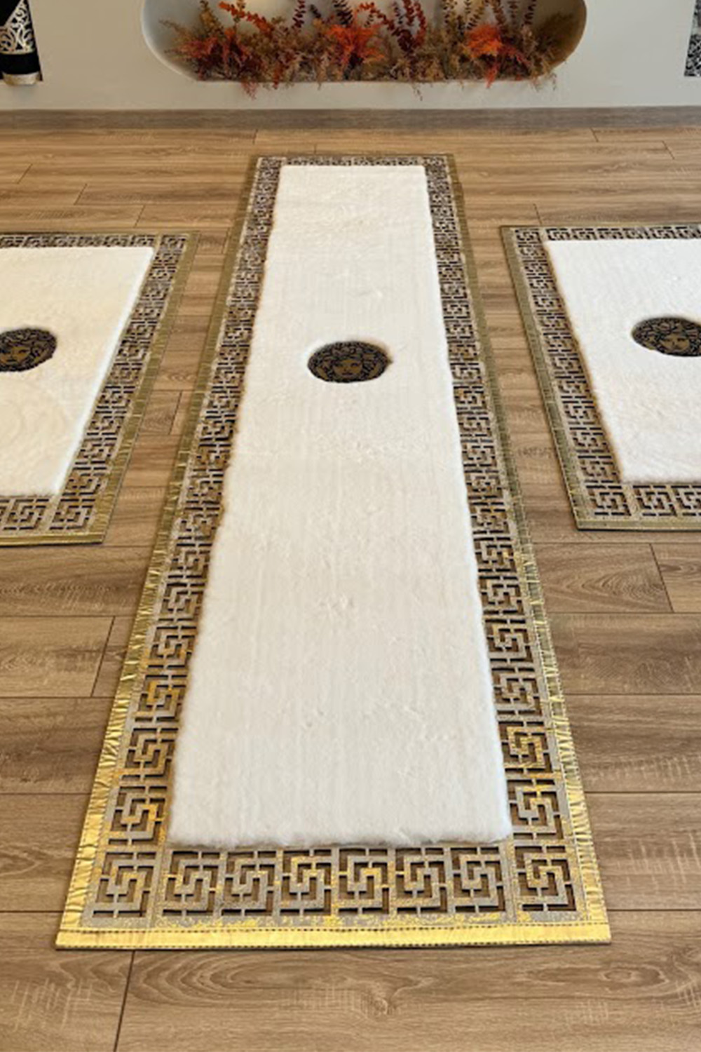 Gold Beyaz Şahmeran Meander Desenli Kadife Yumuşaklığında Tavşan Tüyü Halı