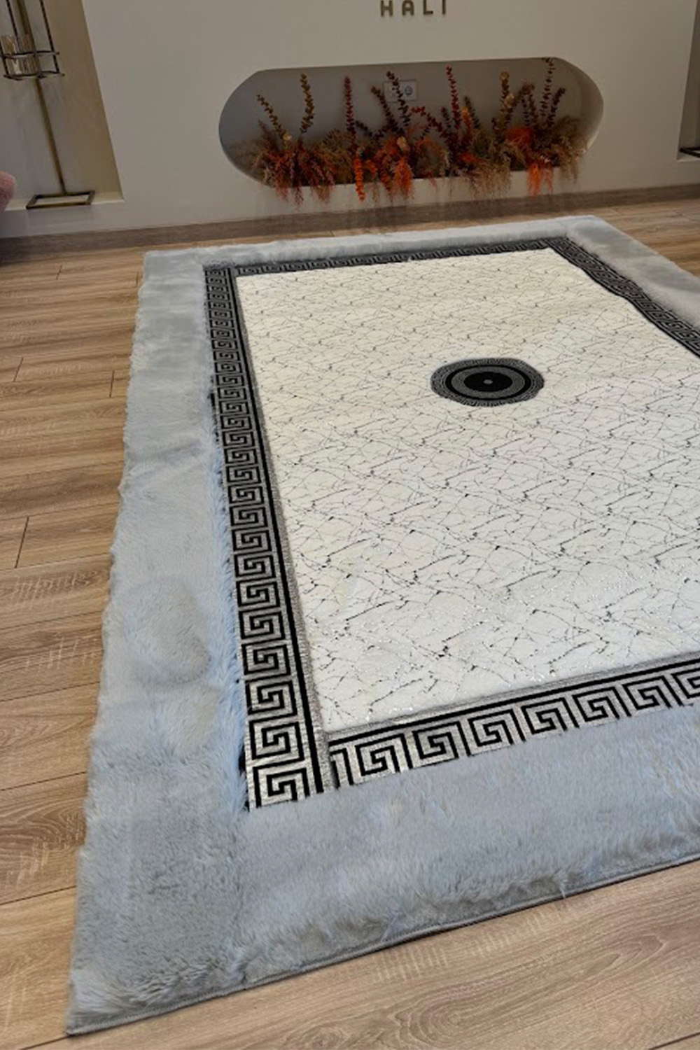 Gri Beyaz Gümüş Şahmeran Meander Desenli Kadife Yumuşaklığında Tavşan Tüyü Halı