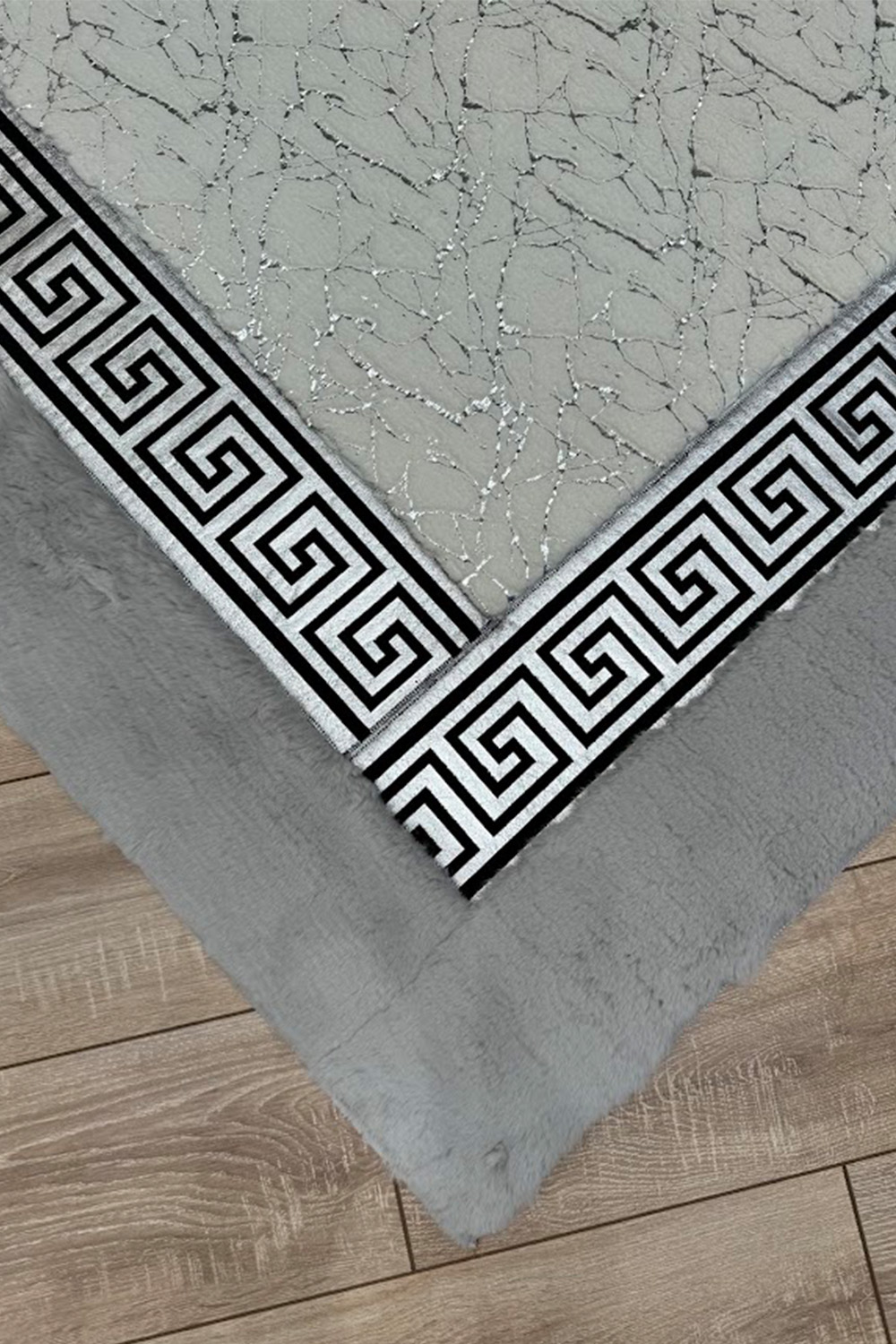 Gümüş Beyaz Siyah Şahmeran Meander Desenli Kadife Yumuşaklığında Tavşan Tüyü Halı