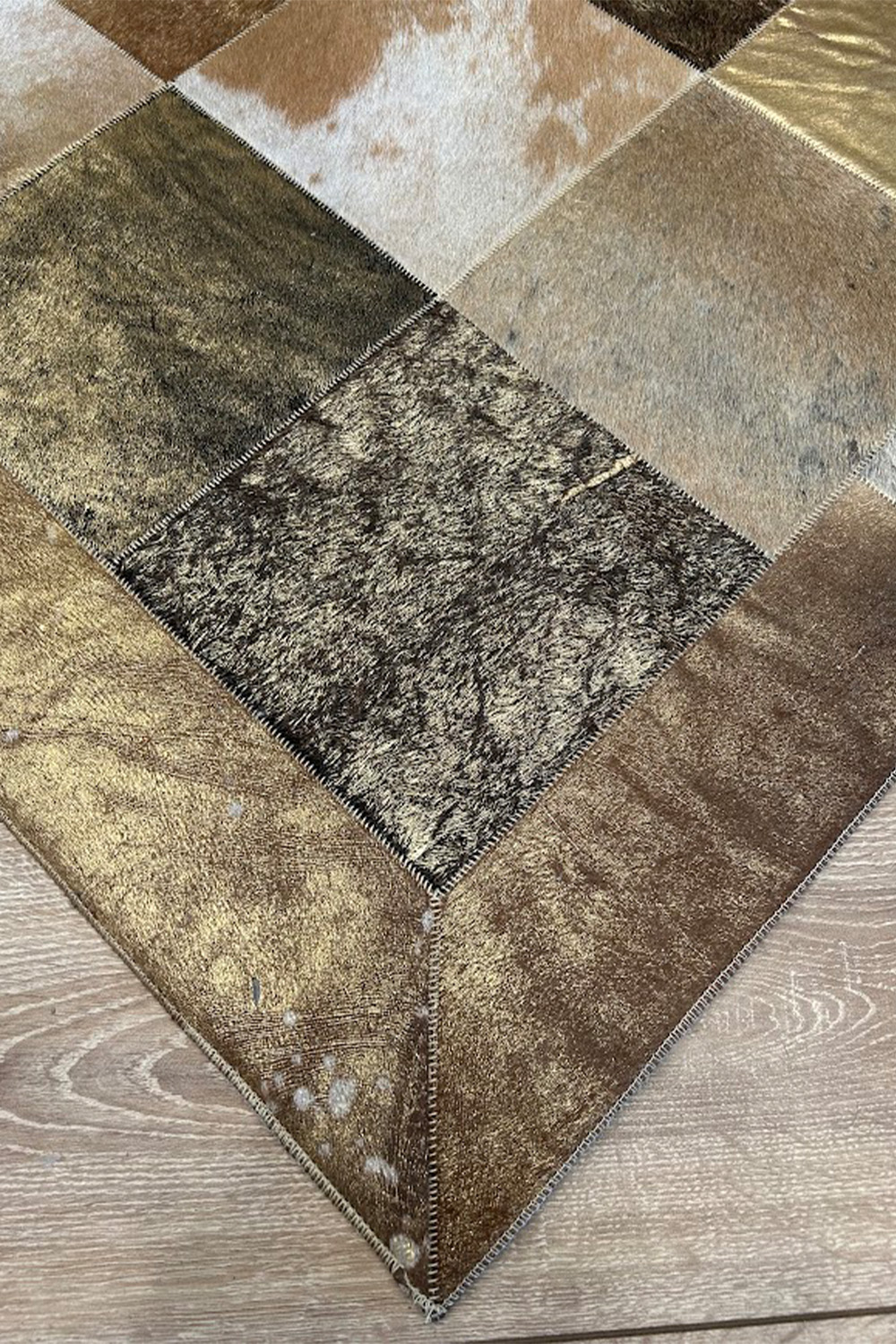 Kahverengi Dana Patchwork Kare Desenli %100 Dana Derisi Halı
