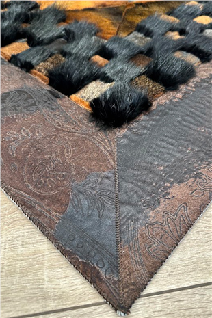 Alaca Siyah Peluş Damalı Deniz Aslanı Baklava Desenli %100 Fok Balığı Kürkü Halı