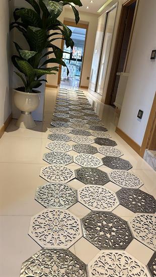 Yüzey Yapısı Deri ve Süetten Oluşan Lazer İşlemeli Dekoratif Halı